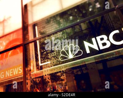 Studios NBC News sign in Rockefeller Center, NEW YORK, USA Banque D'Images