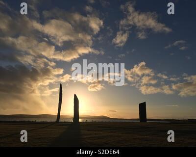 Menhirs de Stenness au coucher du soleil, cercle de pierres dans les Orcades, en Écosse Banque D'Images