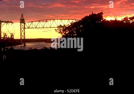 Coucher du soleil à Cape Cod avec pont de chemin de fer et canal Banque D'Images