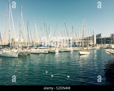 Reus ou port Port Olympique centre commercial Maremagnum avec en arrière-plan et un yacht sortant de la marina à Barcelone Espagne Banque D'Images