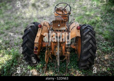 Vieux tracteur Funky trouvés en France Banque D'Images