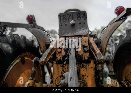 Arrière d'un vieux tracteur funky trouvés en France Banque D'Images