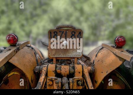 Arrière d'un vieux tracteur funky trouvés en France Banque D'Images