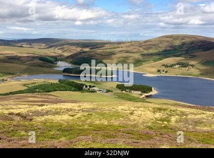 La Whiteadder Reservoir dans le sud-est de l'Ecosse vu de Priestlaw Hill, utilisé pour la pêche et la voile ainsi que l'approvisionnement public en eau. Banque D'Images