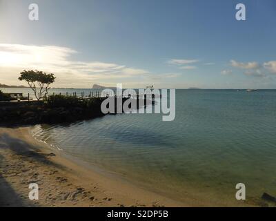 Plage de Grand Baie, Ile Maurice avec une jetée dans l'avant-plan et de l'île dans la distance Banque D'Images