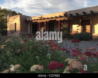 Les fleurs et le long bâtiment adobe Canyon Road, Santa Fe, Nouveau Mexique Banque D'Images