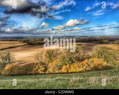 North Wessex Downs vue sur la vallée de Kennet et West Berkshire dans couleurs d'automne Banque D'Images