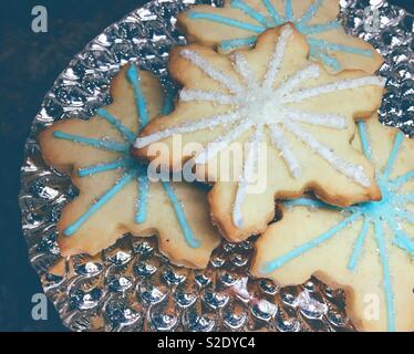 Close up of décoré en forme de flocon de biscuits de Noël sur un plateau d'argent. Banque D'Images