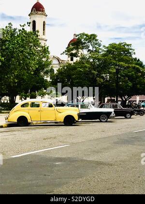Classic cars alignés le long de la route dans le centre de Cienfuegos Cuba Banque D'Images