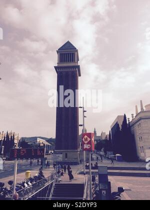 Une des tours vénitiennes et la station de métro du Parc de Montjuic à Barcelone Espagne concept voyage et tourisme Banque D'Images