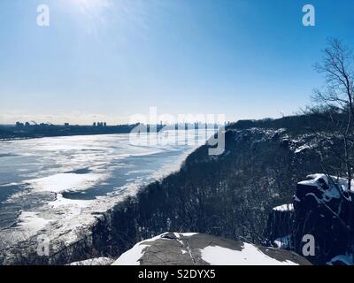 La rivière Hudson vu de Palisades Interstate Park Banque D'Images