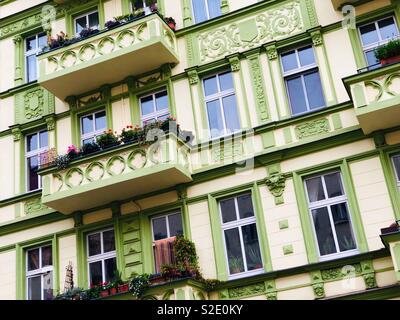 Façade superbement rénovée d'un ancien immeuble résidentiel à Kreuzberg, un des quartiers les plus célèbres de Berlin, Allemagne. Banque D'Images