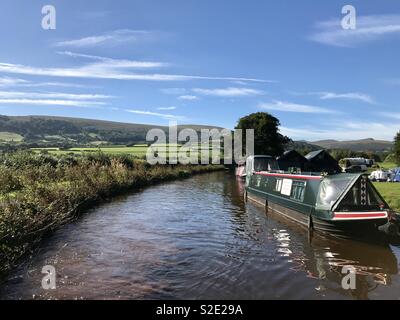 Canal bateaux amarrés le long de la rivière Banque D'Images