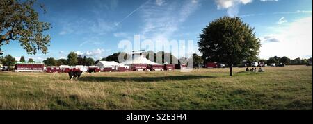 Les gens arrivent tôt pour le spectacle en soirée du cirque Giffords sur Minchinhampton Common. Photo de téléphone portable avec un post-traitement de téléphone ou de tablette. Banque D'Images