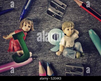 Fille et garçon figurines avec lettre et nombre et éléments Schöll Banque D'Images