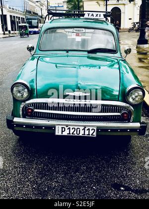 Hillman Classic Car utilisé comme Taxi, tuk tuk / rickshaw derrière au coeur de Cienfuegos - Cuba Banque D'Images