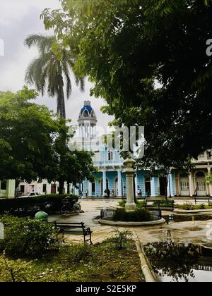 Le palais Ferrer et Parque Jose Marti à la place principale de Cienfuegos Cuba Banque D'Images