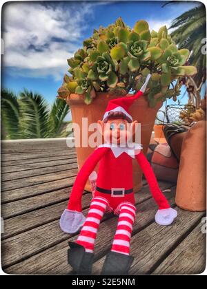 Naughty elf assis sur une table. Banque D'Images