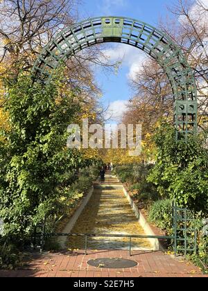 Vue d'une partie de la promenade plantée à Paris, France. Un ancien viaduc de chemin de fer converti pour un usage public. Banque D'Images