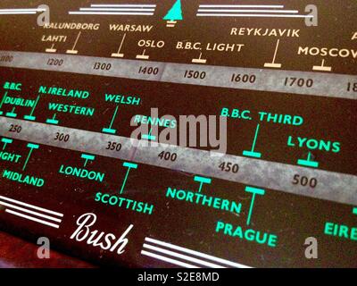 Close up of channel tuning liste sur 1950 bakerlite radio de soupape Banque D'Images