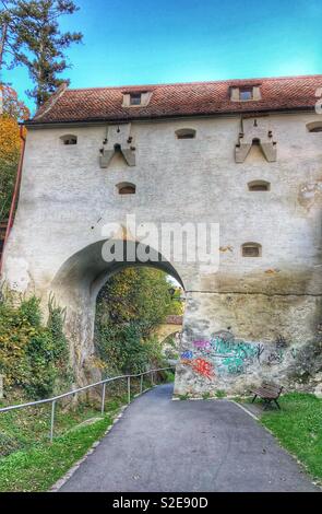 Un chemin à travers les arcades dans la vieille ville de Brasov, Roumanie. Banque D'Images