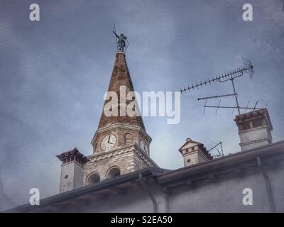 Clocher de la Basilique de Saint Euphémie avec statue de l'Archange Michael - Grado, Italie Banque D'Images