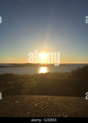 Profiter de regarder le coucher du soleil et la réalisation de la façon de prendre un moment pour profiter de la vie et des souvenirs du bâtiment Banque D'Images