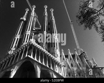 La Sagrada Familia de Barcelone Espagne une vue oblique sur les tours de l'édifice et ses détails architecturaux et artistiques Banque D'Images