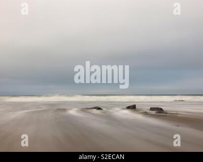 Vagues sur une plage de Gallois, matin, novembre. Banque D'Images