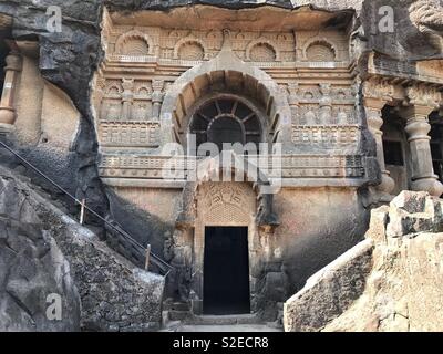 Les grottes de Nasik ou grottes Pandavleni Trirashmi étant le nom des collines dans lesquelles les grottes sont situées dans le groupe de 24 grottes creusées entre le 1er siècle avant notre ère et le 3ème siècle avant notre ère. L'Inde. Banque D'Images