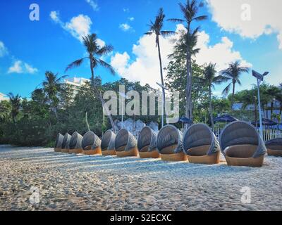 La baie de Tumon Beach Resorts à Guam. Rangée de chaises de plage. Banque D'Images