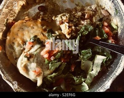 Riz et haricots poulet délicieux burrito avec le riz, la coriandre, les oignons et les tomates. Banque D'Images