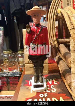 Mountie canadien forme solaire dans une boutique de souvenirs, Vancouver, British Columbia, Canada Banque D'Images