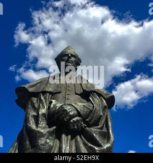 Statue de l'archevêque de Melbourne à l'extérieur de la cathédrale St Patrick avec ciel bleu et nuages Banque D'Images