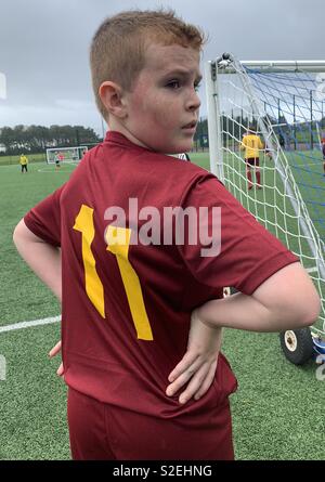 Les enfants jouent au football sur gazon Astro Banque D'Images