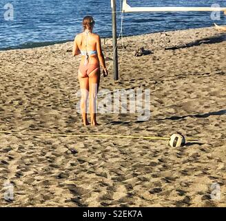 Woman playing beach volleyball Banque D'Images