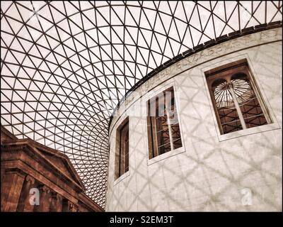 Une vue de la grande cour regardant vers le haut dans le célèbre toit de verre et d'acier de la structure du British Museum de Londres, en Angleterre. À droite est la salle de lecture. Photo © COLIN HOSKINS. Banque D'Images