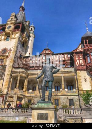 Le roi Carol I statue trône devant le Château de Peles de Sinaia, Roumanie. Banque D'Images