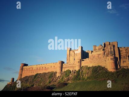 Château de Bamburgh sur une journée ensoleillée Banque D'Images