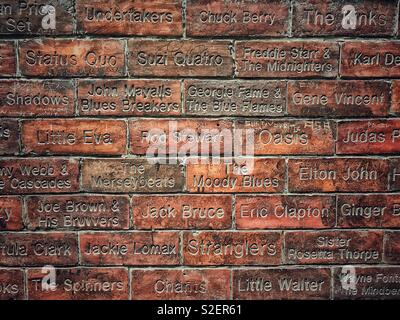 Des briques avec les noms des artistes de musique sur le mur de la renommée de la Cavern Club, Liverpool, Merseyside, Royaume-Uni Banque D'Images