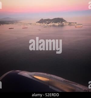 Le rocher de Gibraltar au coucher du soleil, vu de la fenêtre d'un avion s'approchant pour atterrir à l'aéroport international de Gibraltar. Banque D'Images