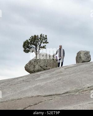 Homme debout sur la roche avec deux rochers Banque D'Images