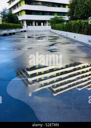 Juste après la pluie avec flaque d'eau la réflexion. Banque D'Images