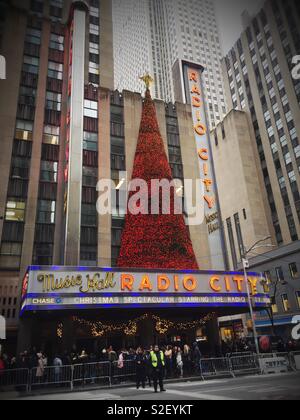 Le Radio City Music Hall des décorations de Noël et l'entrée principale sur l'Avenue of the Americas, New York, United States Banque D'Images