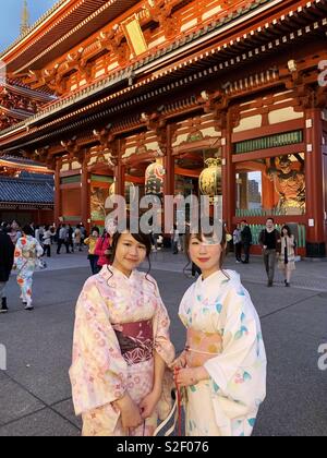 Les femmes en kimonos japonais à l'extérieur de temple, Asakusa, Tokyo, Japon Banque D'Images
