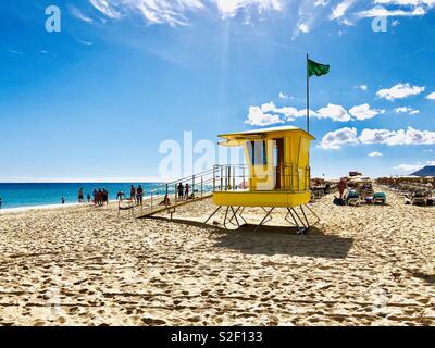 Lifeguard Hut à jaune près de la plage de Corralejo, au nord de l'île de Fuerteventura, Parque Natural de las Dunas de Corralejo, Canaries, Espagne, Europe Banque D'Images