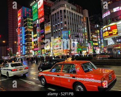 Rue de Shinjuku la nuit, Tokyo, Japon Banque D'Images