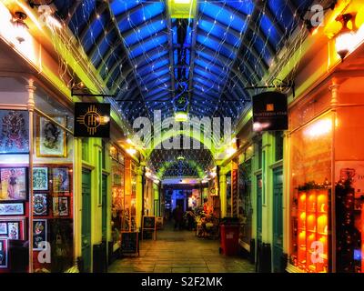 Le centre-ville de Penarth arcade illuminée pour Noël, Penarth, Vale of Glamorgan, Pays de Galles du Sud. Banque D'Images