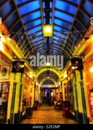 Le centre-ville de Windsor à Penarth, arcade illuminée pour Noël, Penarth, Vale of Glamorgan, Pays de Galles du Sud. Banque D'Images