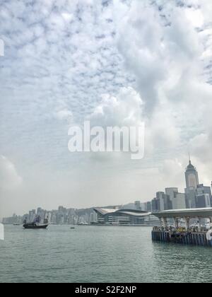 Aqua Luna II, une réplique jonque chinoise utilisée pour les croisières sur le port de Victoria, le HKCEC et les édifices commerciaux de grande hauteur de Wan Chai, Hong Kong Island Banque D'Images